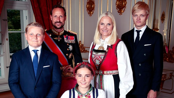 Norwegens Prinzessin Ingrid Alexandra, vorne in der Mitte, posiert für die Medien mit ihren Eltern und Geschwistern, von links, Prinz Sverre Magnus, Kronprinz Haakon, Kronprinzessin Mette-Marit und Marius Borg Hoiby.