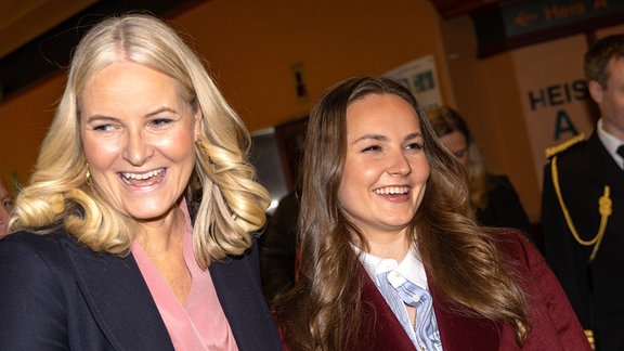 Kronprinzessin Mette-Marit (NO), Prinzessin Ingrid Alexandra (NO),  beim Weihnachtsbesuch am Luciatag in der Kinder- und Jugendstation im Krankenhaus Drammen