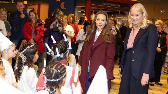 Kronprinzessin Mette-Marit (NO), Prinzessin Ingrid Alexandra (NO),  beim Weihnachtsbesuch am Luciatag in der Kinder- und Jugendstation im Krankenhaus Drammen