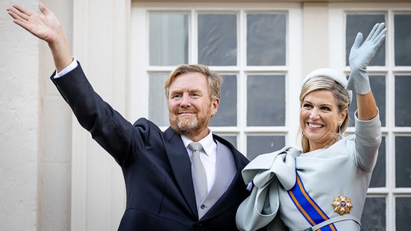König Willem-Alexander und Königin Maxima winken vom Balkon des Noordeinde-Palastes den Umstehenden zu. 