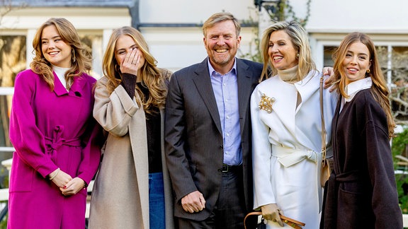 Willem-Alexander, Maxima, Amalia, Alexia and Ariane bei einem traditionellen Fototermin der königlichen Familie im Begijnhof.