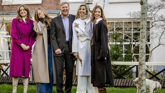 Willem-Alexander, Maxima, Amalia, Alexia and Ariane bei einem traditionellen Fototermin der königlichen Familie im Begijnhof.