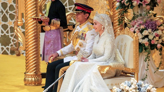 Das frisch vermählte Königspaar Prinz Abdul Mateen und seine Braut Anisha Rosnah während ihrer königlichen Hochzeitszeremonie im Istana Nurul Iman in Bandar Seri Begawan, Brunei.
