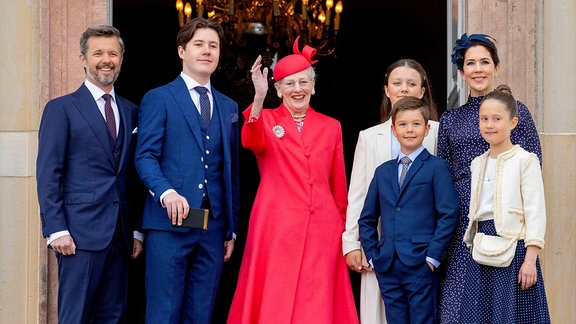 Prinzessin Mary, Prinz Frederik, Prinz Christian, Prinzessin Isabella, Prinz Vincent, Prinzessin Josephine und Königin Margrethe