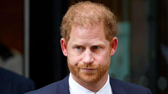 Prinz Harry in blauem Anzug