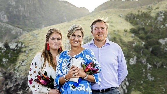 König Willem-Alexander, Königin Maxima und Prinzessin Amalia verlassen den Flughafen Saba.