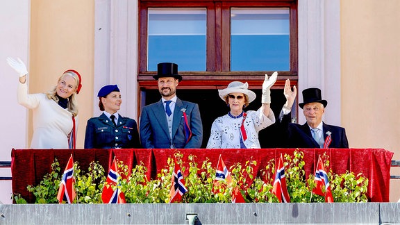 Prinzessin Mette-Marit, Prinzessin Ingrid Alexandra, Prinz Haakon, Königin Sonja, König Harald 