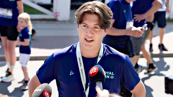 Dänemarks Kronprinz Christian spricht mit Medienvertretern, nachdem er One Mile während des Royal Run-Events in Broenderslev, Dänemark, am 20. Mai 2024 gelaufen ist.