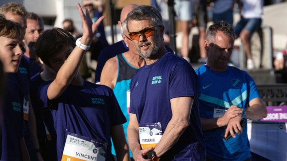 Prinz Vincent und König Friedrich X an der Startlinie, bevor sie am Montag, den 20. Mai 2024, beim Royal Run in Kopenhagen und Frederiksberg 10 km laufen.