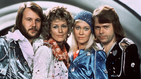 Die Mitglieder der schwedischen Popgruppe Abba, Benny Andersson (l-r), Annafrid Lyngstad, Agnetha Fältskog und Björn Ulvaeus, beim Grand Prix d'Eurovision de la Chanson.