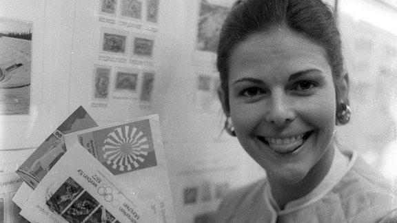 Silvia Sommerlath präsentiert die ersten offiziellen Olympia Briefmarken der Spiele 1972 in München.