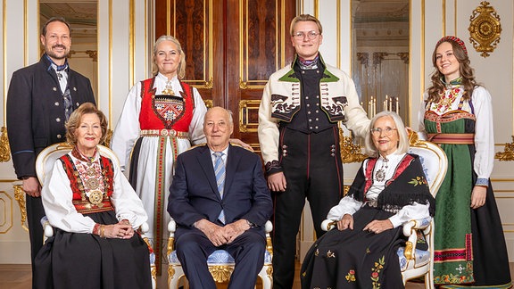 Die königliche Familie Norwegens posiert in Trachten