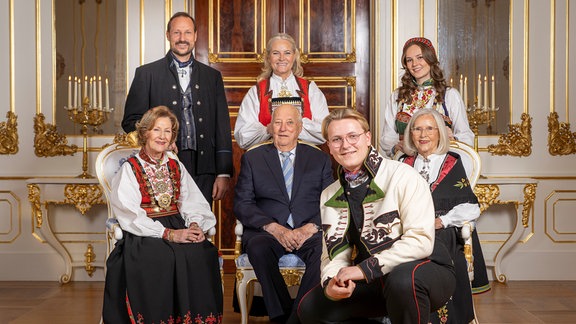 Die norwegische Königsfamilie steht für ein Foto anlässlich des Amtsantritts von Prinz Sverre Magnus (vorne, r) zusammen, Kronprinzessin Haakon (hinten, l-r), Kronprinzessin Mette-Marit und Prinzessin Ingrid Alexandra, Königin Sonja (vorne, l-r), König Harald und Marit Tjessem.