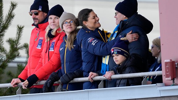 Victoria, Kronprinzessin von Schweden, und Prinz Daniel, rechts, stehen mit Haakon, Kronprinz von Norwegen, links, und seiner Frau Mette-Marit, vor dem Massenstart der Männer über 50 km bei den Nordischen Skiweltmeisterschaften in Trondheim