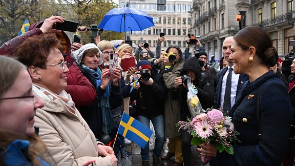 Kronprinzessin Victoria von Schweden (r) inmitten einer interessierten Menschenmenge