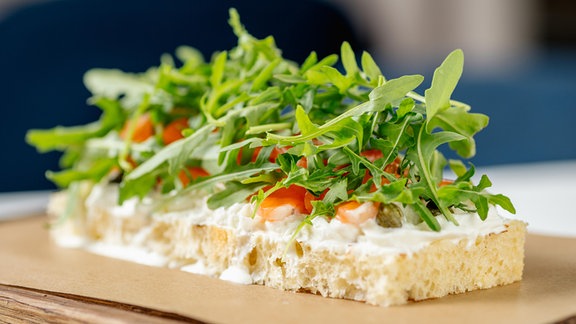Leckere Bruschetta mit Lachs und Rucola.