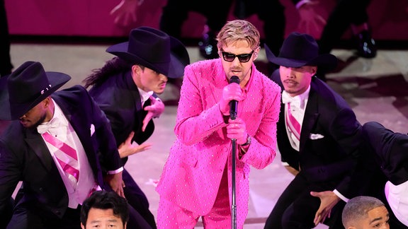 Ryan Gosling (M) performt den Song "I'm Just Ken" aus dem Film "Barbie" während der Oscarverleihung