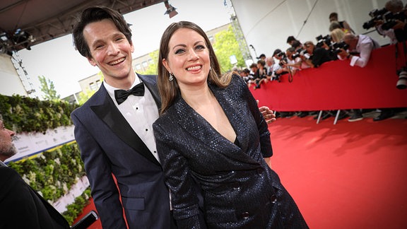 Alice Dwyer und Sabin Tambrea auf dem Roten Teppich Deutscher Filmpreis 2022 
