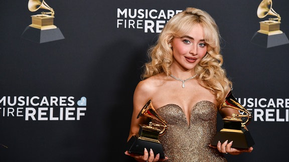 Musikerin Sabrina Carpenter posiert mit ihren Auszeichnungen