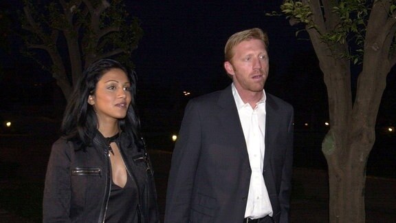 Gemeinsam kommen Boris Becker und seine neue Freundin Sabrina Setlur am 06.02.2001 zu einem Gala-Dinner im spanischen Valencia.