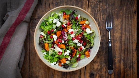 Salat in einer Schüssel auf einem TIsch