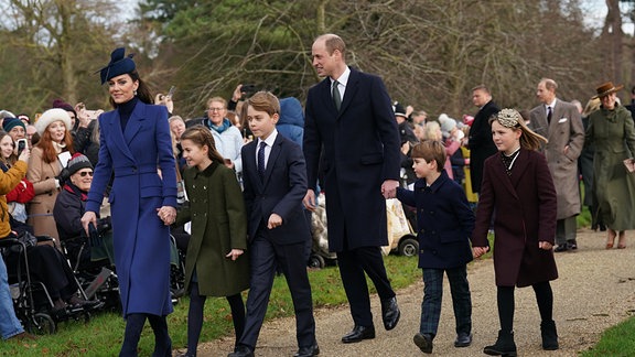 Kate (l-r), Prinzessin von Wales, Prinzessin Charlotte, Prinz George, William, Prinz von Wales, Prinz Louis und Mia Tindall kommen am Weihnachtsmorgen zum Gottesdienst in der Kirche St. Mary Magdalene.