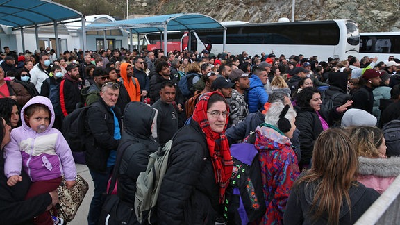 Nachdem ein Erdbeben Santorini erschüttert hat, warten Menschen darauf, die Insel zu verlassen