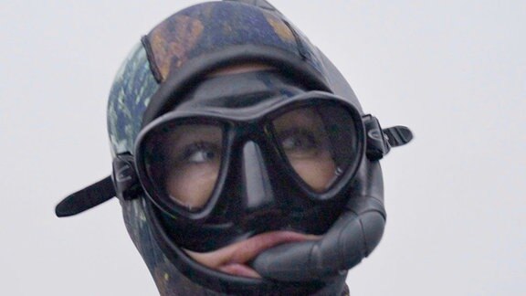 Sarah Connor in Tauchermontur in der Doku "Unter Orcas"