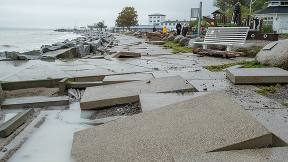 Gehwegplatten wurden durch den Sturm in der Nacht an der Strandpromenade von Sassnitz weggeschwemmt.