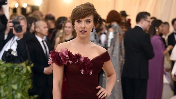 Scarlett Johansson auf der MET-Gala 2018 in einem Kleid von Marchesa gown
