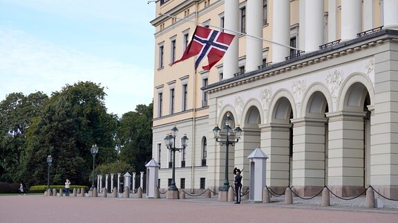 Die norwegische Fahne ist am Schloss auf Halbmast gesetzt. 