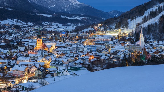 Blick auf die steirische Bergstadt Schladming mit beleuchteter katholischer und evangelischer Kirche,