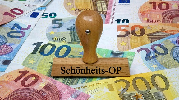 Geldscheine und Stempel mit Schönheits-OP