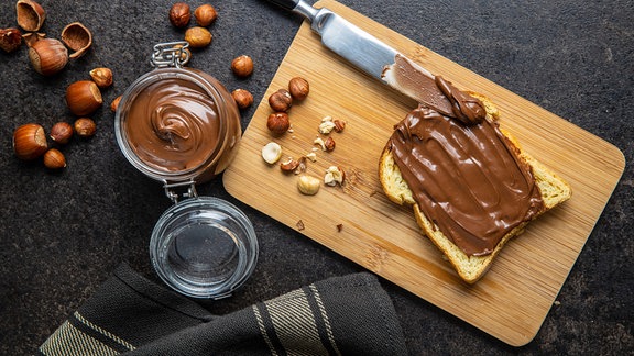 Toastbrot mit Haselnussaufstrich. Süße Schokoladencreme.