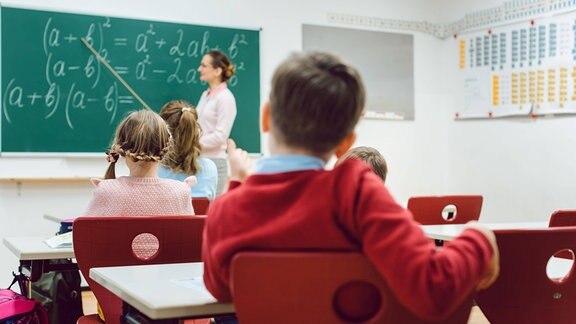 Lehrerin und Schüler im Klassenzimmer