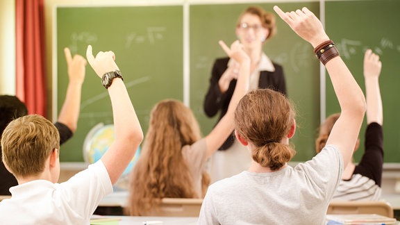 Blick in eine Schulklasse, Kinder melden sich.