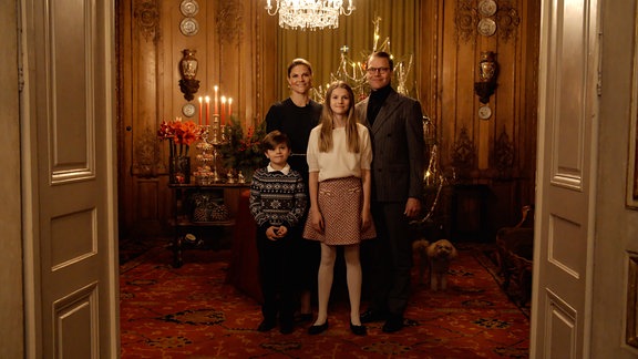 Schwedische Königsfamilie in weihnachtlich geschmücktem Zimmer