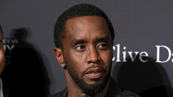 Sean Combs kommt zur Pre-Grammy Gala And Salute To Industry Icons im Beverly Hilton Hotel.