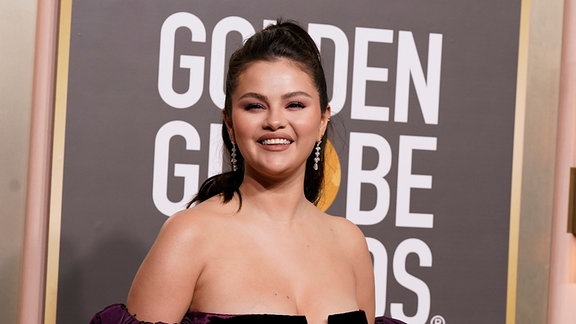 Selena Gomez kommt zur Verleihung der 80. Golden Globe Awards im Beverly Hilton Hotel