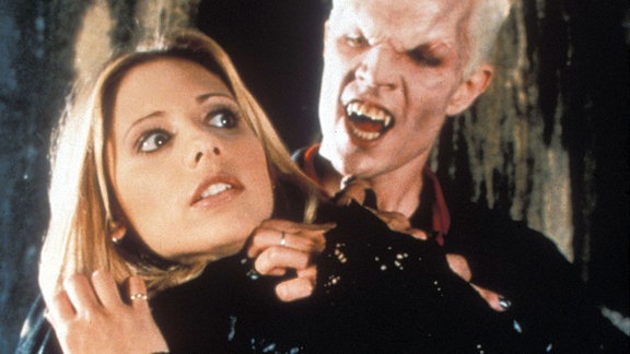 Filmstill aus Buffy the Vampire Slayer Sarah Michelle Gellar.