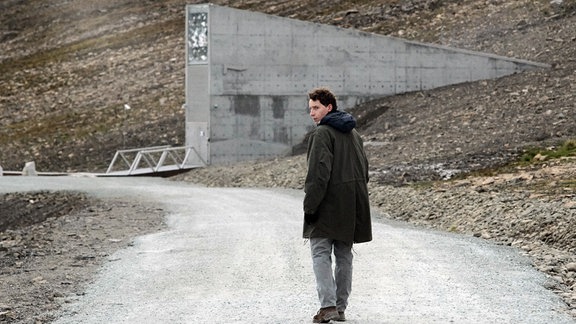 Jonathan Berlin in der Serie "Die Saat" vor dem echten Global Seed Vault in Spitzbergen.