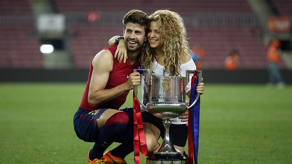 Barcelonas Gerard Pique und seine Freundin Shakiraposieren mit dem Spanischen Königs Cup Pokal, 2015