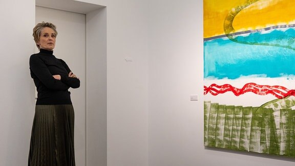 Sharon Stone steht vor einem ihrer Werke in der Galerie Deschler.