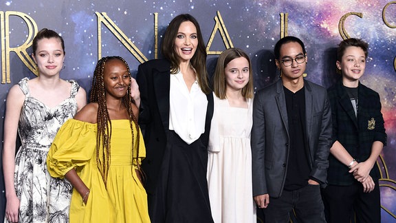 Angelina Jolie mit Kindern Shiloh Jolie-Pitt, Zahara Jolie-Pitt, Vivienne Jolie-Pitt, Maddox Jolie-Pitt und Knox Jolie-Pitt bei der Premiere des Kinofilms Eternals im BFI IMAX. London, 2021