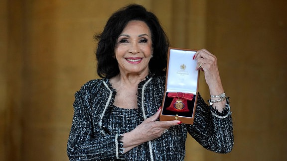 Dame Shirley Bassey, nachdem sie während einer Investiturzeremonie im Schloss Windsor zur Companion of Honor ernannt wurde