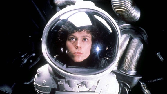 Sigourney Weaver im Film Alien in einem Raumanzug