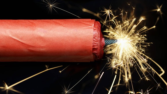 Roter Feuerwerkskörper, Böller mit brennender Zündschnur