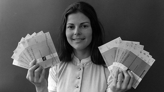 Silvia Sommerlath, spätere Königin von Schweden, präsentiert als Olympiahostess die begehrten Olympiatickets, 1972