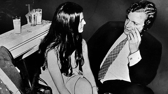 König Carl XVI. Gustaf und Silvia Sommerlath im Nachtclub Bar Kinki in München an einem Sommerabend im Jahr 1972 während der Olympischen Sommerspiele.