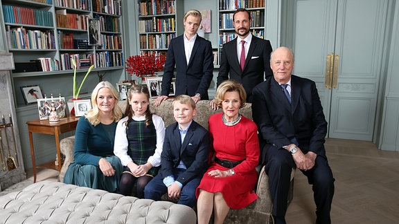 Marius Borg Hoiby und Kronprinz Haakon, vordere Reihe von links, Kronprinzessin Mette-Marit, Prinzessin Ingrid Alexandra, Prinz Sverre Magnus, Königin Sonja und König Harald posieren während einer Weihnachtsfotosession in Skaugum, der Residenz des Kronprinzen und der Kronprinzessin von Norwegen, in Asker